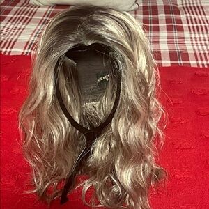 Elegant Wavy Blonde Wig